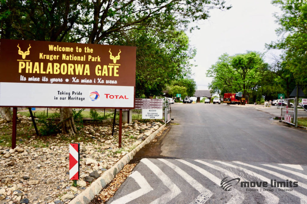 Safari-im-Krueger-Nationalpark-in-Suedafrika-Einfahrt-Phalaborwa-Gate-movelimits.de