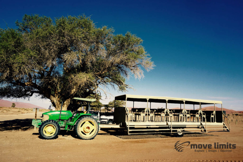 Im Sossusvlei in Namibia - Traktor Shuttle - movelimits.de