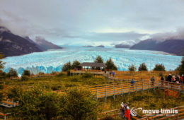 Perito Moreno Gletscher in Argentinien - Blick ueber Stege und Gletscher - movelimits.de