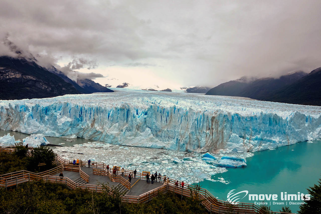 Perito Moreno Gletscher in Argentinien- Blick von oben auf Stege - movelimits.de