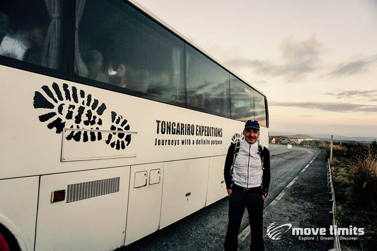 Tongariro Crossing - Der schoenste Day Walk in Neuseeland - Am Shuttlebus - movelimits.de