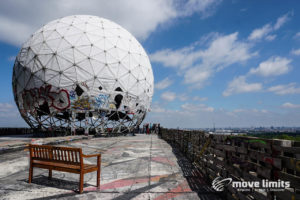 Abhörstation Teufelsberg Berlin - Kalter Krieg und Graffiti - movelimits.de - Kuppel und Bank